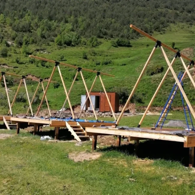 Postavljanje noseće drvene konstrukcije glamping objekta na pripremljenoj platformi