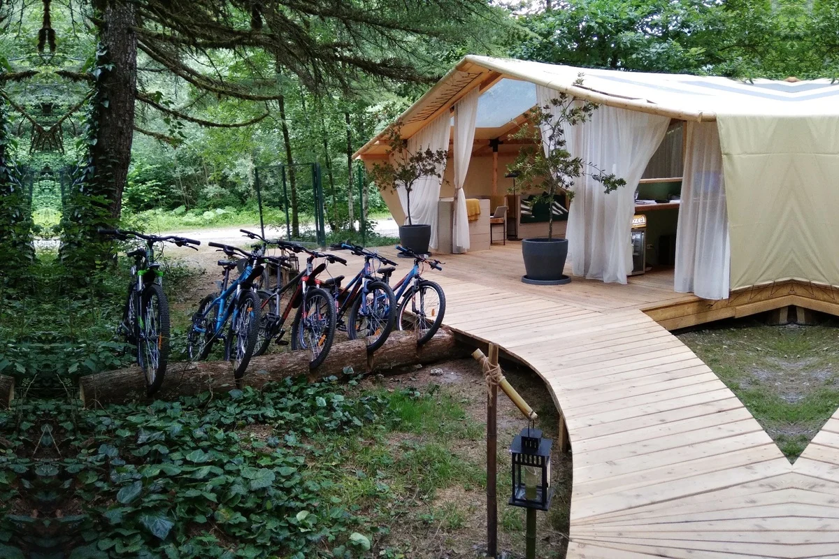 Wildhomes Pati glamping model kao zajednički objekat sa terasom u šumi