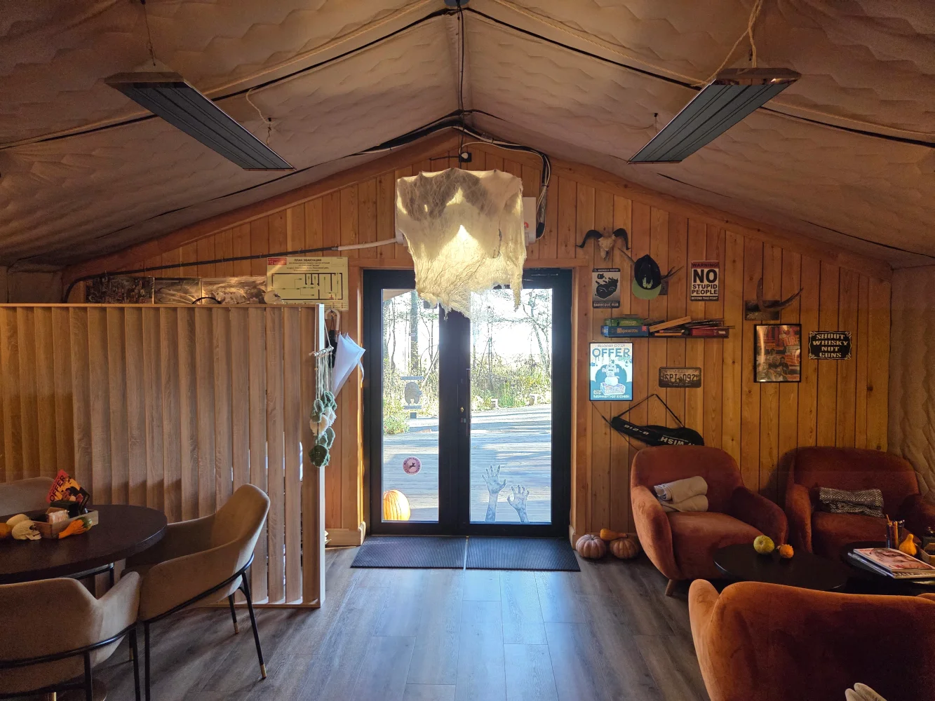 Unutrašnjost Pati modela sa mestima za sedenje, stolom i direktnim izlazom ka terasi kroz centralni ulaz.