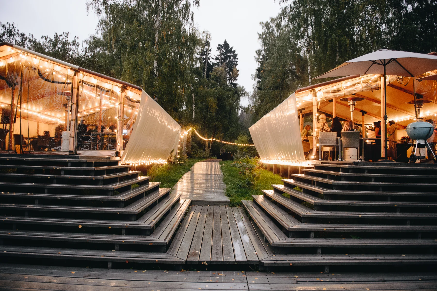 Pati model kao zajednički prostor sa terasama, stepeništima i centralnom stazom za susrete i kretanje ljudi u prirodnom ambijentu