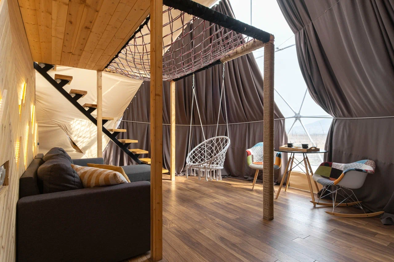 Enterijer Wildhomes Dome glamping kupole sa panoramskim pogledom