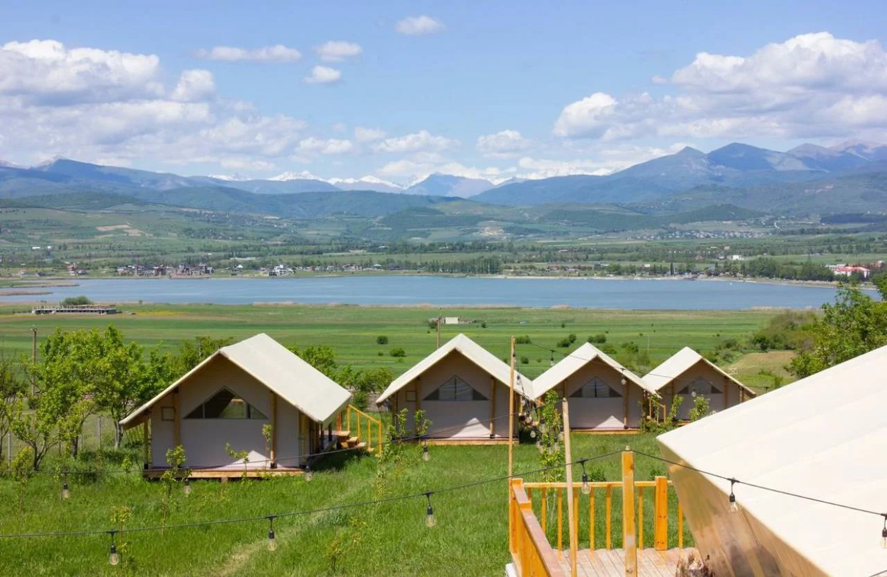 Glamping resort u Srbiji sa više modularnih smeštajnih jedinica