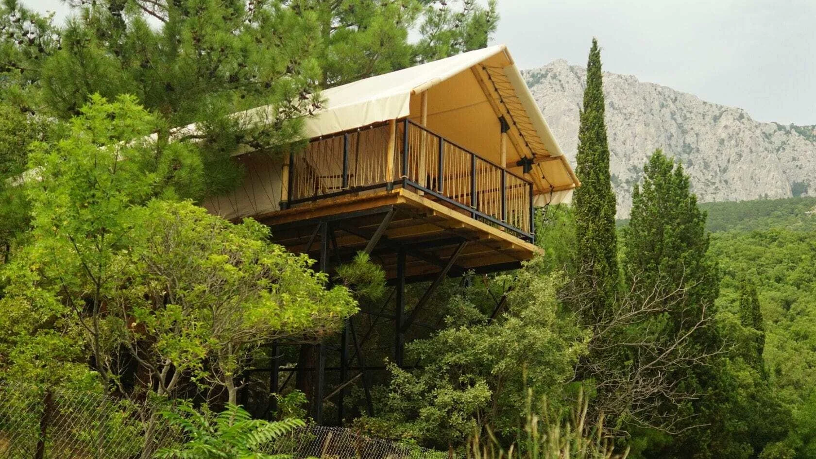 Glamping smeštaj u prirodi u Srbiji na izdignutoj platformi