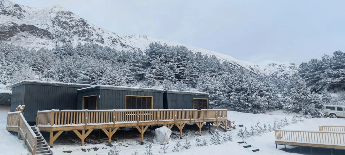 Izvedeni Wildhomes glamping objekat u planinskom okruženju
