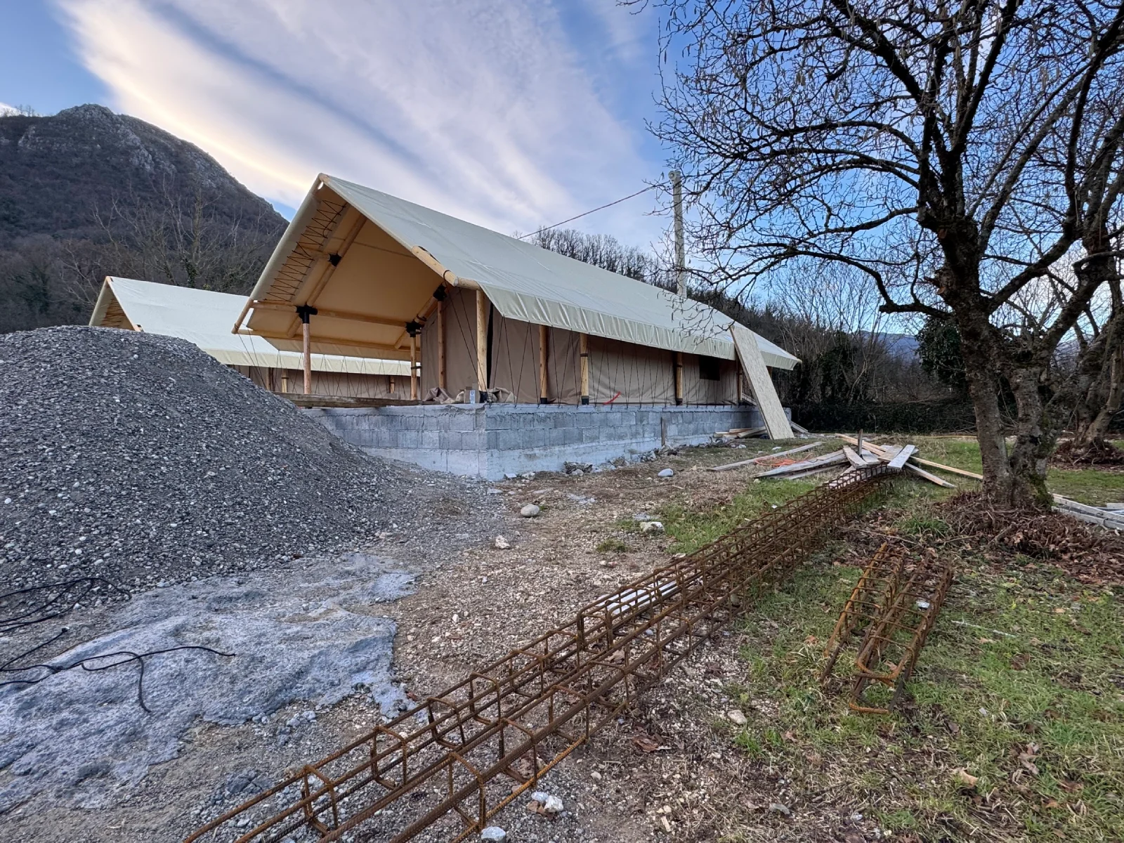 Montaža glamping šatora i modularnih objekata Wildhomes na lokaciji