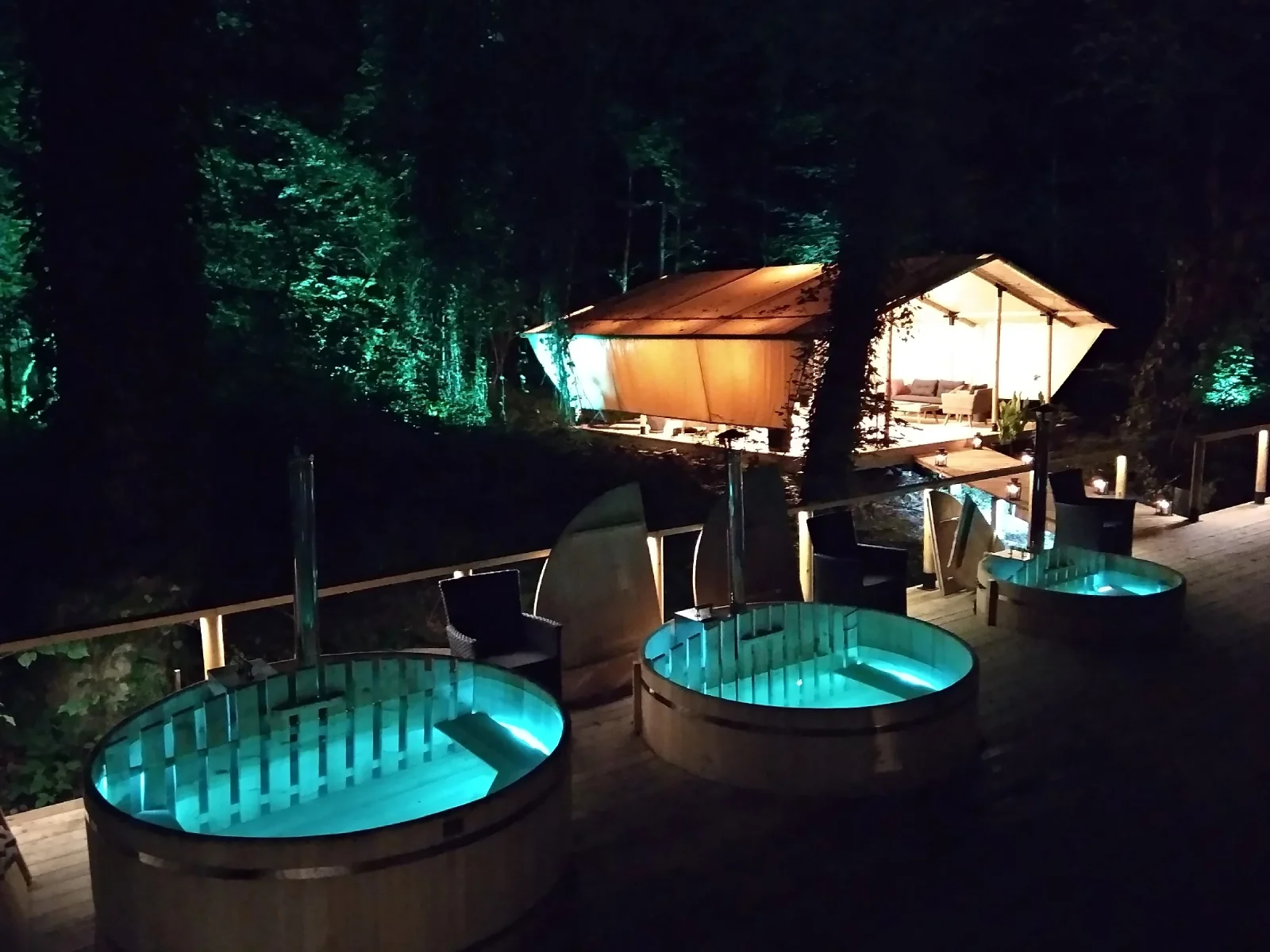 Pati modularni objekat Wildhomes u noćnom ambijentu turističkog kompleksa