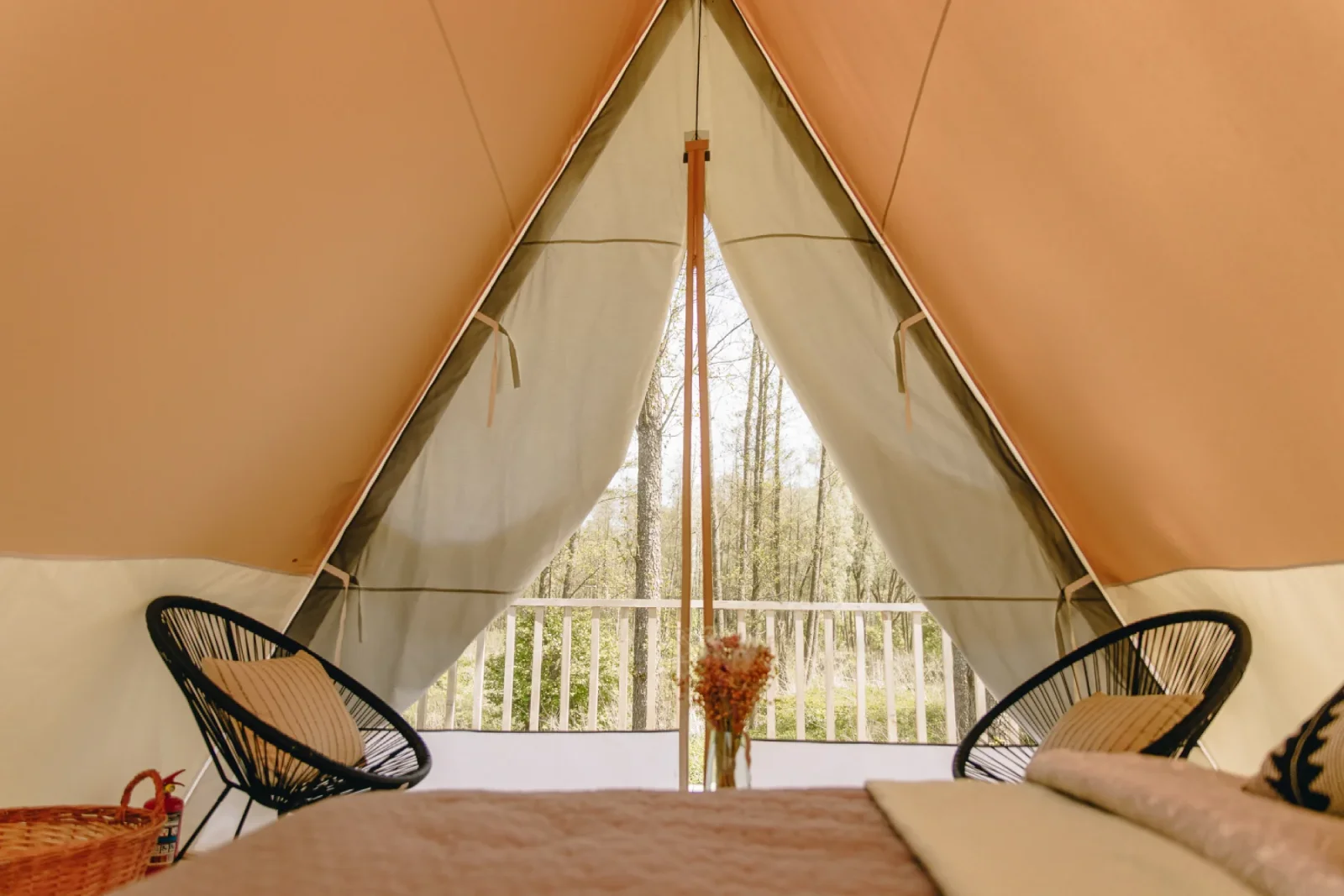 Enterijer Prisma A-frame glamping šatora sa pogledom prema prirodi