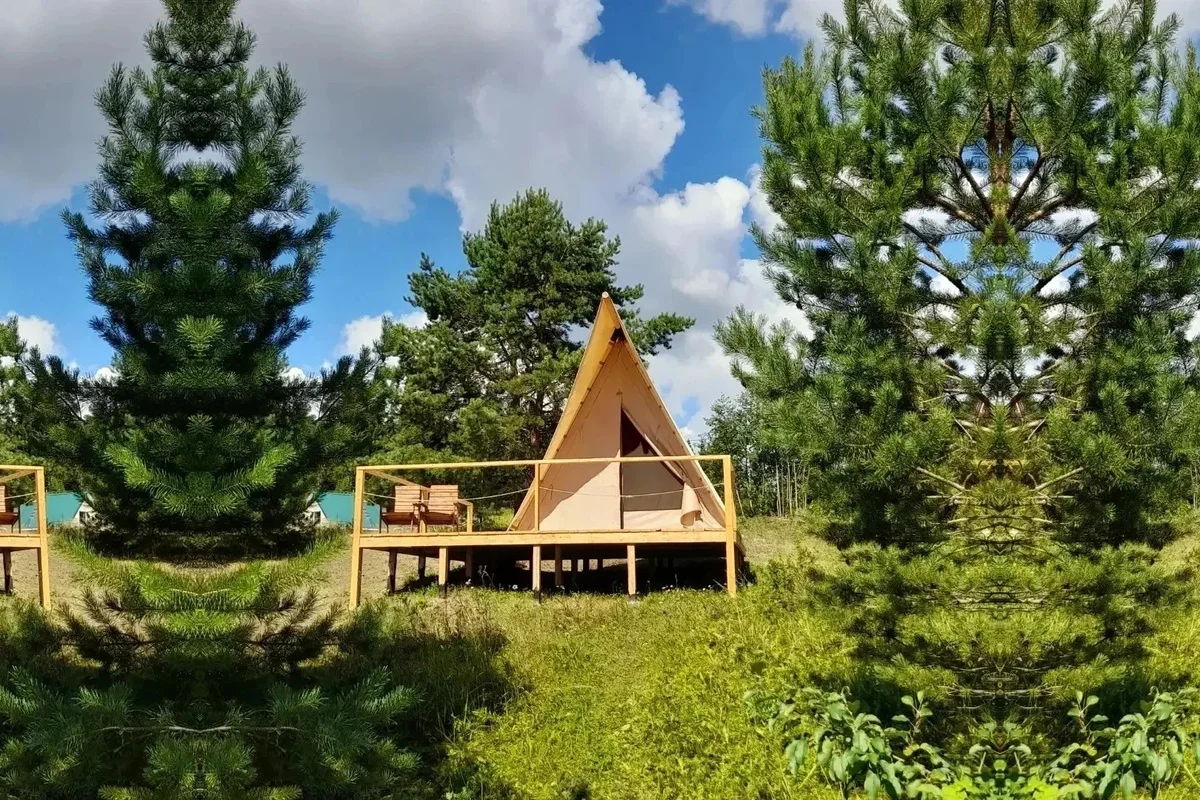 Prisma kompaktni glamping šator u prirodi