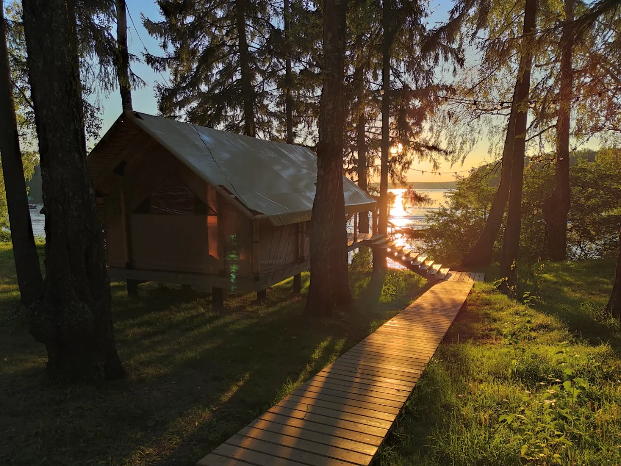 Profesionalni Wildhomes glamping šator u prirodnom okruženju