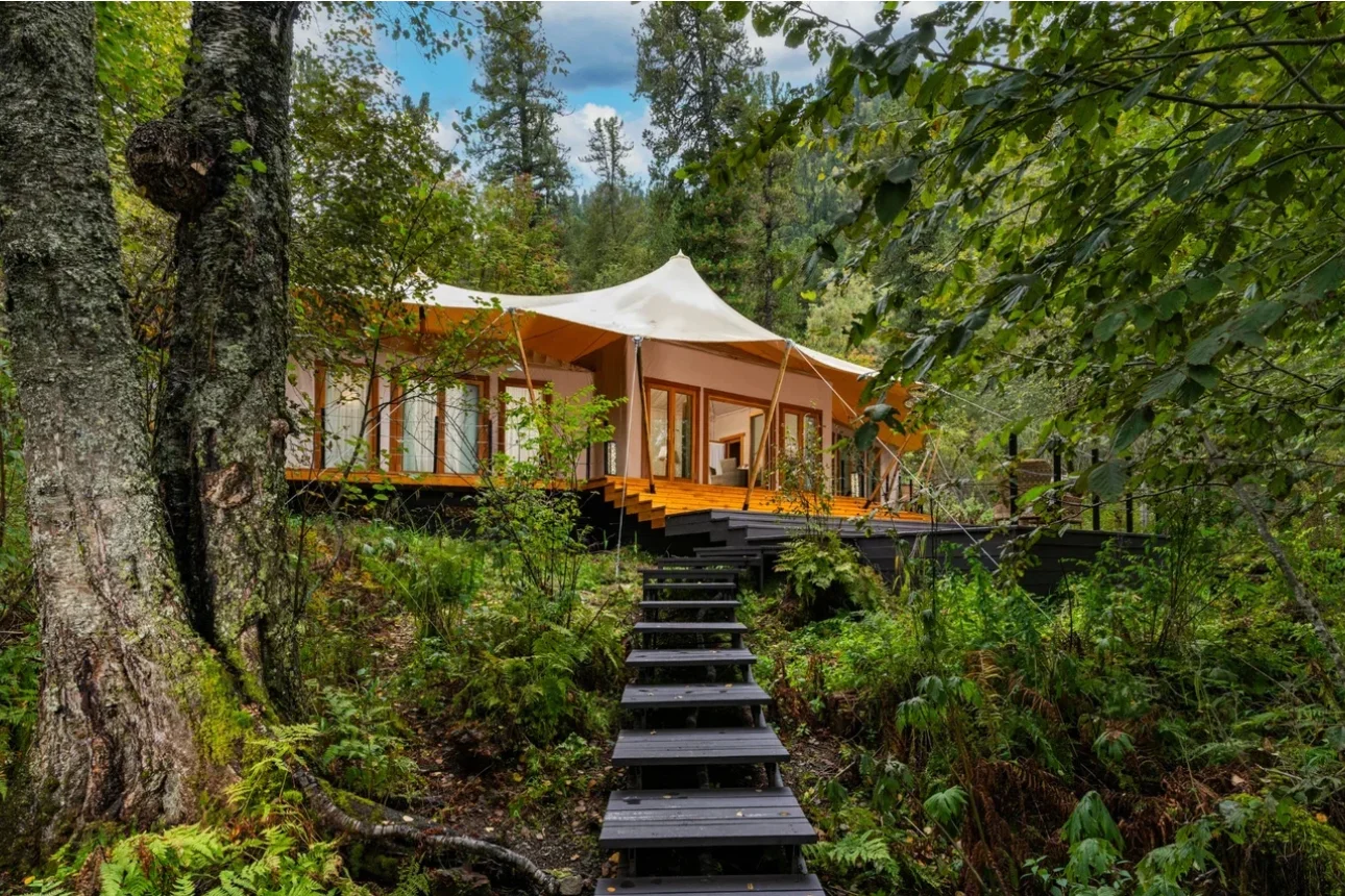 Realizovani Wildhomes glamping šator u prirodnom okruženju
