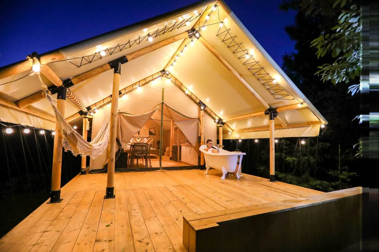 Safari glamping šator sa drvenom konstrukcijom i terasom