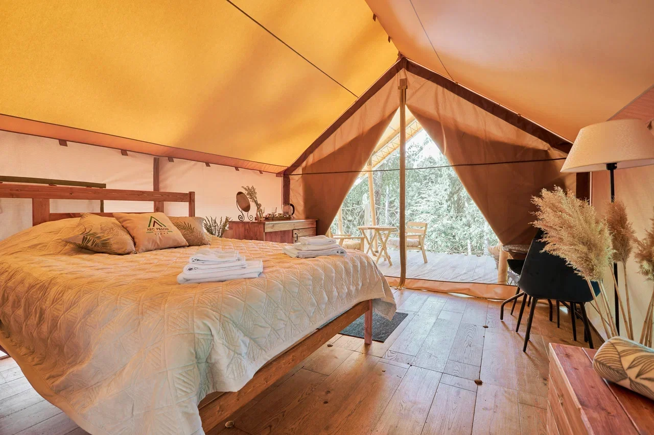 Enterijer Safari glamping šatora sa spavaćim prostorom i izlazom na terasu
