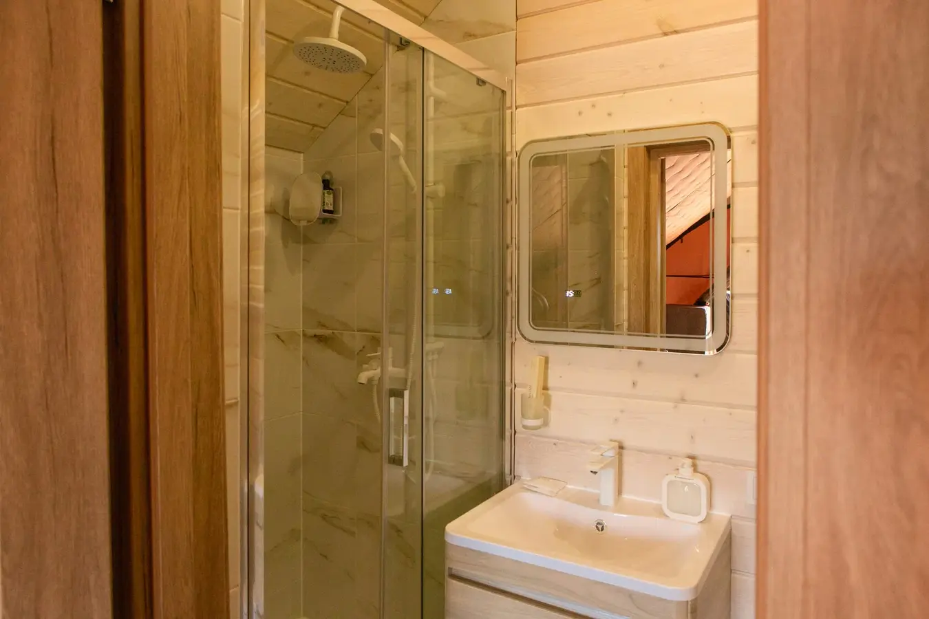 Kupatilo kao dodatna opcija u Safari glamping šatoru