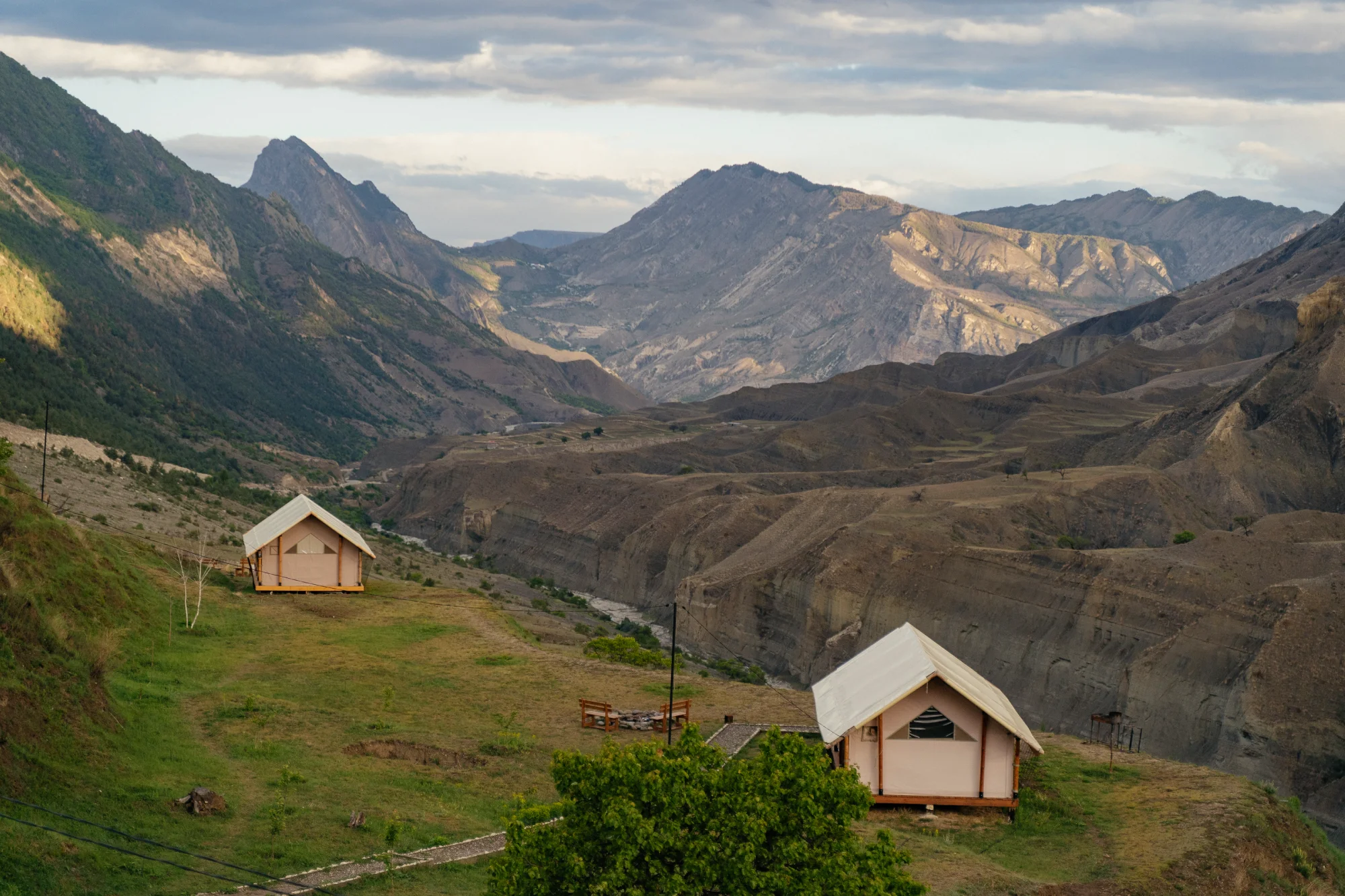Glamping smeštaj uklopljen u planinski pejzaž