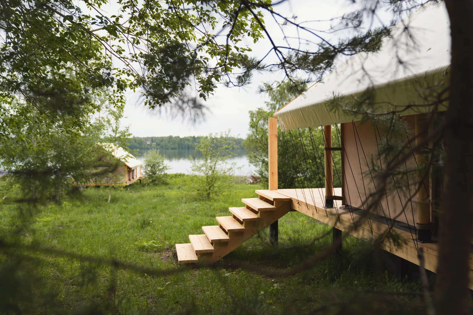 Glamping smeštaj pored jezera kao primer turizma u prirodi