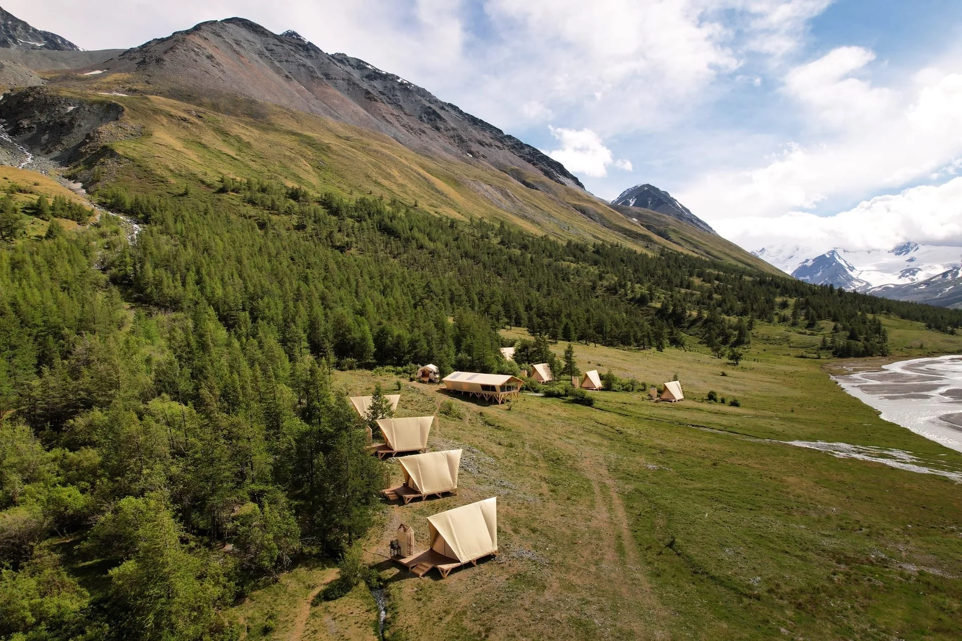 Wildhomes modularne glamping jedinice na turističkoj lokaciji u prirodi
